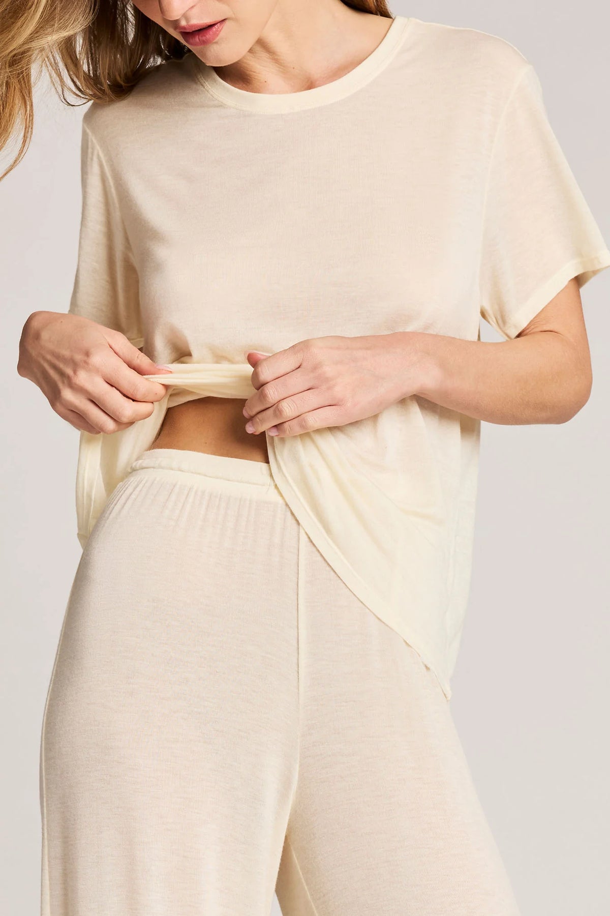 Fino Featherweight Cashmere Boyfriend Tee in Cream
